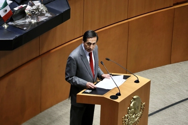 El titular de Hacienda, Rogelio Ramírez de la O durante su comparecencia en el Senado de la República. Foto Roberto García