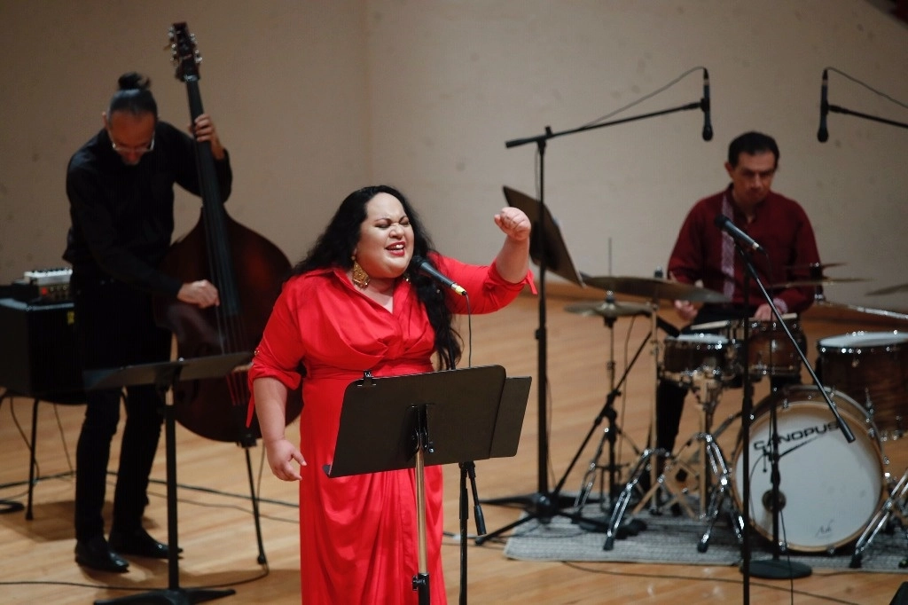 Atenea Ochoa ayer, durante su presentación Canto de jacarandas. Foto Cristina Rodríguez