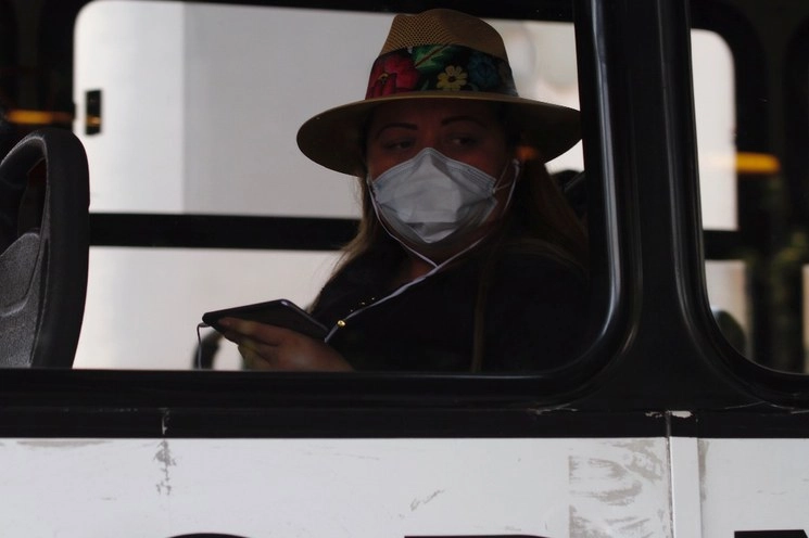 Imagen de archivo de una mujer que usa el transporte público en la CDMX, en medio de la pandemia. Foto Cristina Rodríguez/Archivo