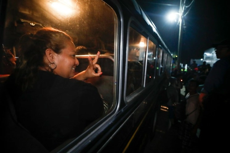 Migrante durante su traslado vía terrestre a Honduras. Foto Víctor Camacho
