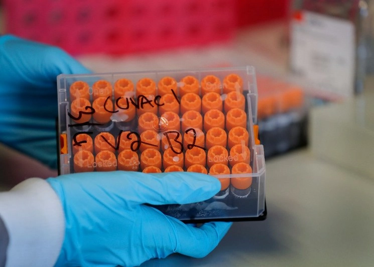 Muestras de voluntarios se manejan en el laboratorio del Imperial College de Londres que trabaja en el desarrollo de una vacuna contra el Covid-19. Foto AP