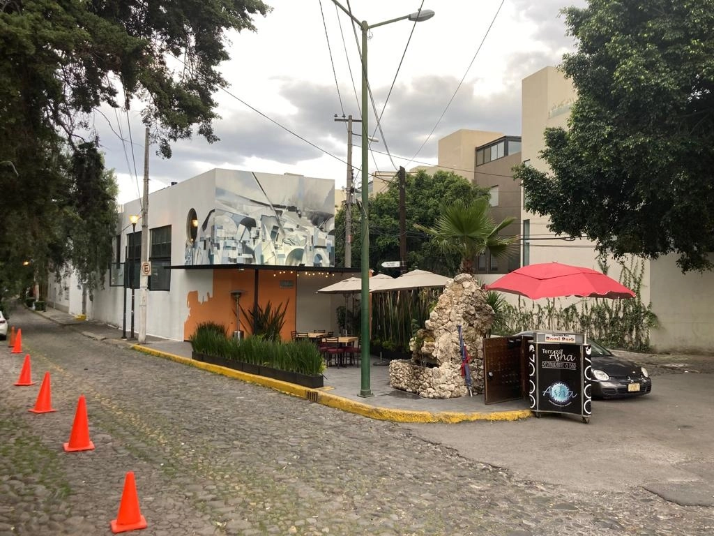 Con conos y ‘trafitambos’ los empleados del lugar cercan calles e impiden que los vecinos se estacionen. Foto ‘La Jornada’



