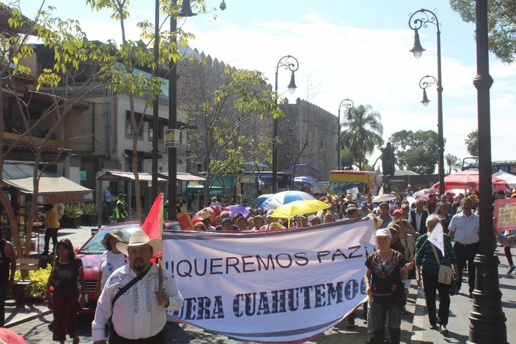 Más de mil personas marcharon y realizaron un mitin en el Zócalo de Cuernavaca para exigir justicia por el asesinato del dirigente estatal del FPR, Gustavo Salgado Delgado. Foto Rubicela Morelos