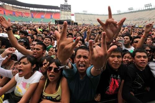 Jóvenes durante un concierto musical en imagen de archivo. Foto Víctor Camacho