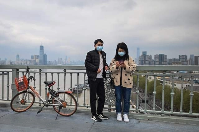 Wuhan, la ciudad central de China donde surgió el coronavirus por primera vez en 2019, reabrió parcialmente el 28 de marzo de 2020. Foto Afp