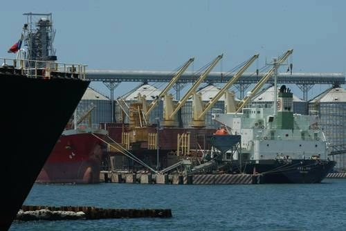 Gobiernos anteriores saquearon al país. En la imagen el puerto de Veracruz. Foto Cristina Rodríguez