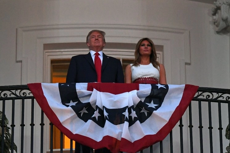 Donald Trump junto a su esposa Melania durante los festejos. Foto Afp
