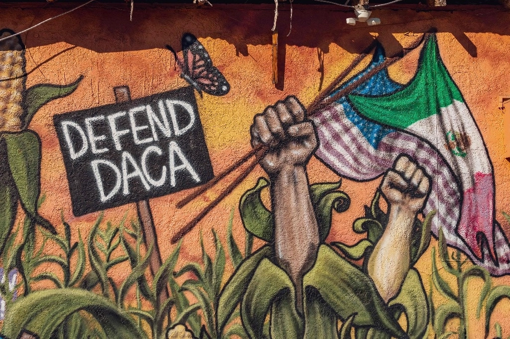 "Defender el DACA" se lee en un mural en el sur de Phoenix, Arizona. Dicho programa, creado durante el gobierno de Obama, permite protección a las personas traídas al país ilegalmente cuando eran niños. Pero esta autorización expira en 2025 y Trump quiere ponerle fin.Foto AFP
