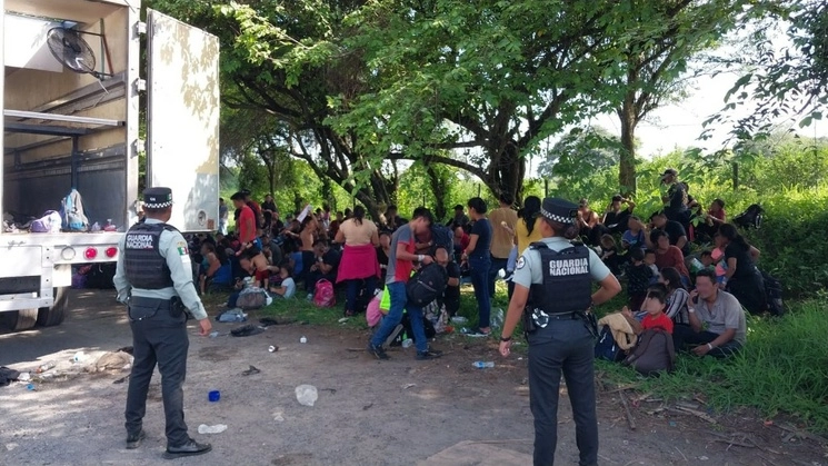 Elementos de la Guardia Nacional y personal del Instituto Nacional de Migración en el rescate de 148 migrantes en La Tinaja, Veracruz. Foto tomada de Twitter @GN_MEXICO_