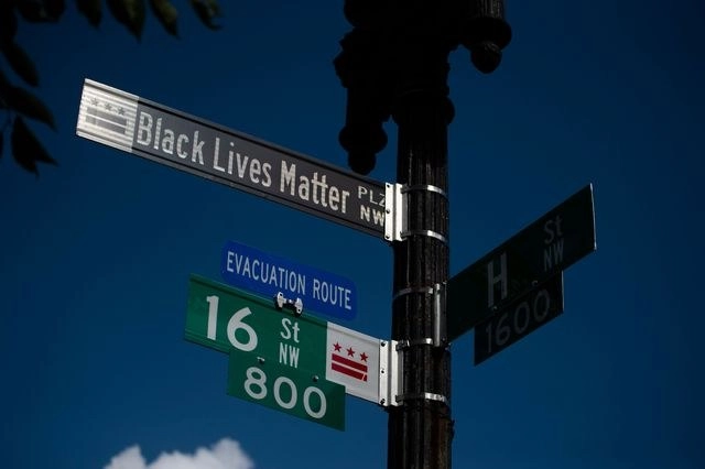 La calle que pasa enfrente de la Casa Blanco ahora se llama oficialmente "Black Lives Matter" (Vidas Negras Importan) Foto Afp