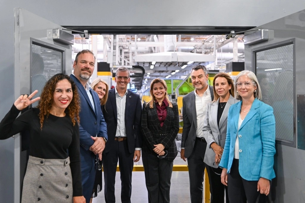 María Eugenia Campos (centro), gobernador de Chihuahua, en la inauguración de la tercera planta en la entidad de la empresa BRP. Foto Tomada de X @MaruCampos_G