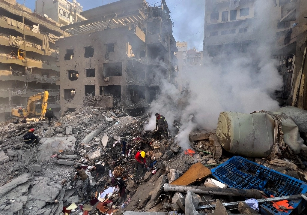 Rescatistas buscan víctimas entre los escombros del edificio destruido en el barrio de Basta el Faouqa, en Beirut.Foto Ap 