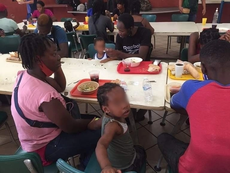 Cientos de personas provenientes de Haití llegaron durante la noche del domingo y el lunes a Casa Indi, albergue para personas migrantes ubicado en Monterrey. Foto ‘La Jornada’