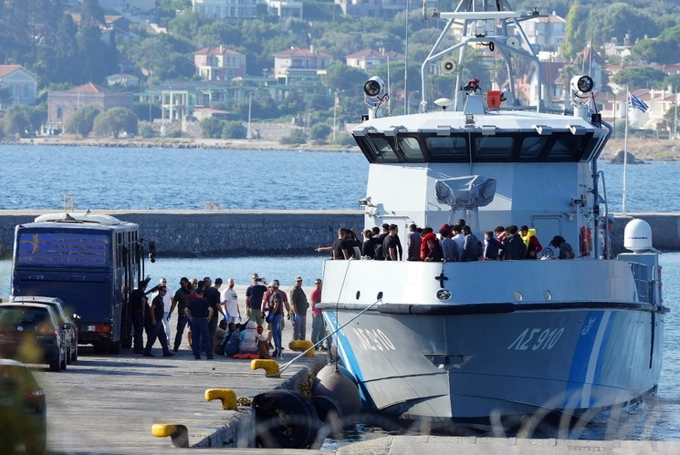 Migrantes desembarcan de un barco costero griego después de una operación de rescate, en el puerto de Mitilene, en la isla de Lesbos, en el noreste del mar Egeo, Grecia. Foto Ap / Archivo