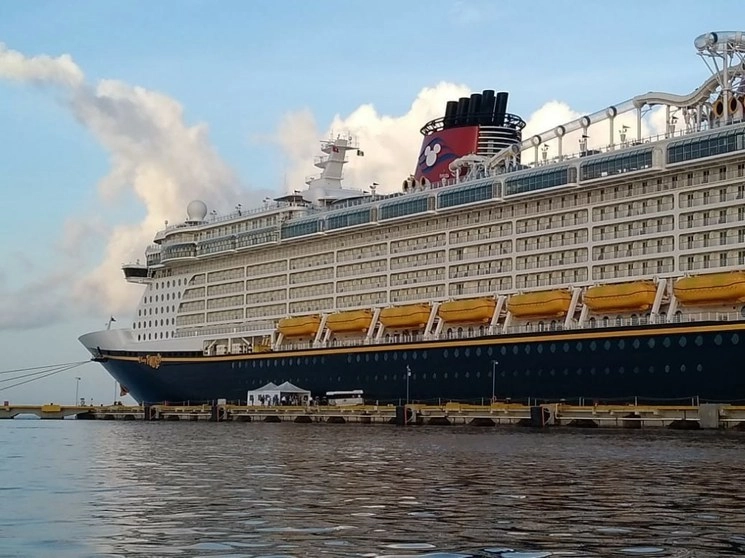 El crucero Disney Fantasy, con 68 mexicanos repatriados, entre ellos 15 quintanarroenses, llegó a aguas de Cozumel el pasado jueves. Foto Patricia Vázquez