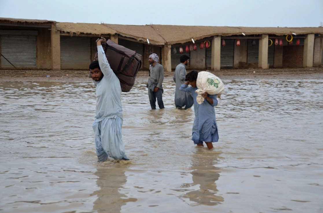En una calle inundada en Naisrabad, Pakistán, el 22 de agosto de 2022. Foto Ap 