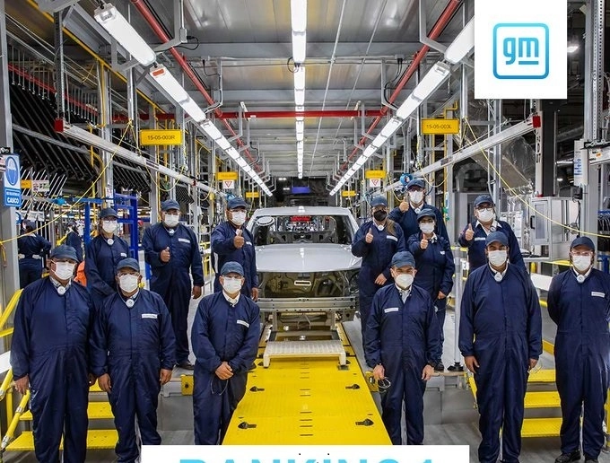 Trabajadores de General Motors México en imagen tomada de su cuenta de twitter.