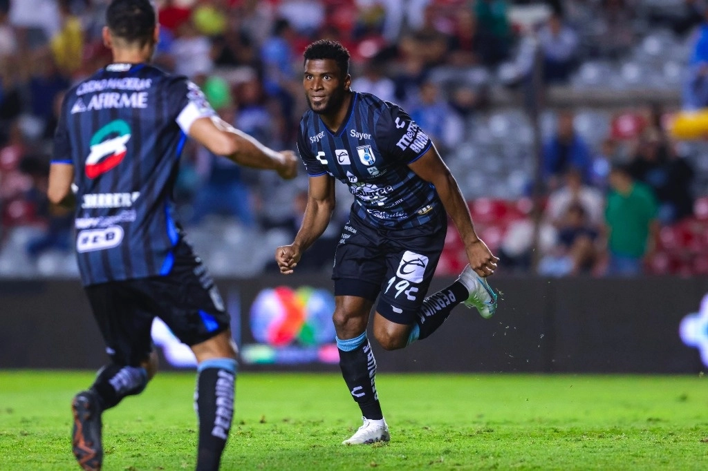 Jugadores del Querétaro en el partido de este viernes ante el León. Foto Club Querétaro