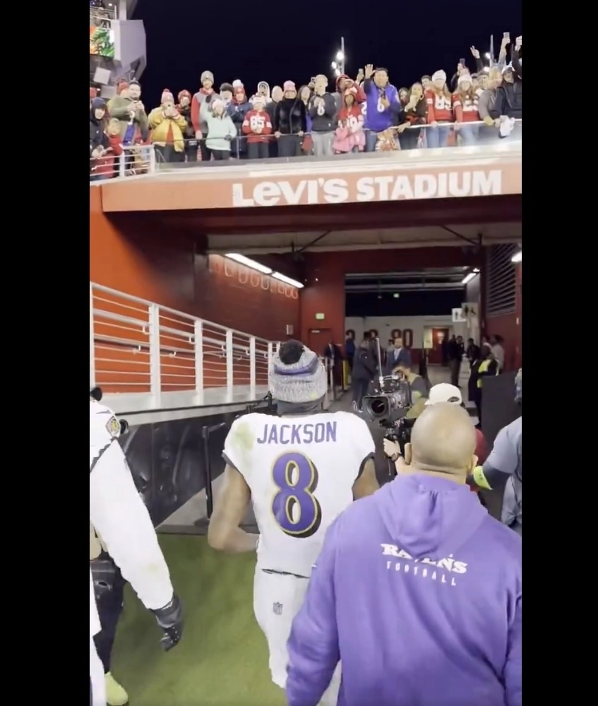 Lamar Jackson lanzó dos pases de anotación en un lapso de 18 segundos en el tercer periodo. Foto @NFL