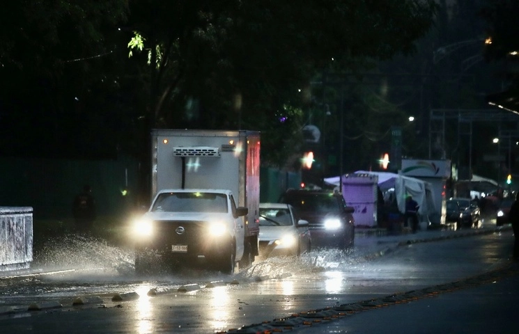 Autoridades del Estado de México piden a la población mantener las vialidades libre de basura para evitar encharcamientos. Foto Yazmín Ortega