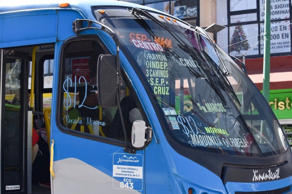 La Semov prevé legalizar 350 mil de las 700 mil unidades de transporte público pirata que circulan en la entidad. Foto Cuartoscuro / Archivo
