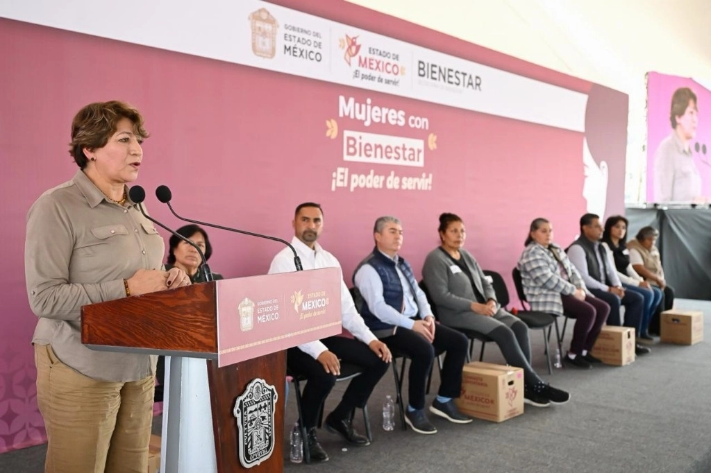 La mandataria mexiquense informó que a la fecha ya son 400 mil mujeres que cuentan con su tarjeta. Foto La Jornada.