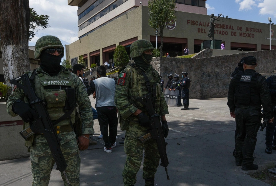 Elementos de la Sedena vigilan las inmediaciones del edificio de la Fiscalía General de Justicia del estado de México. Foto Cuartoscuro
