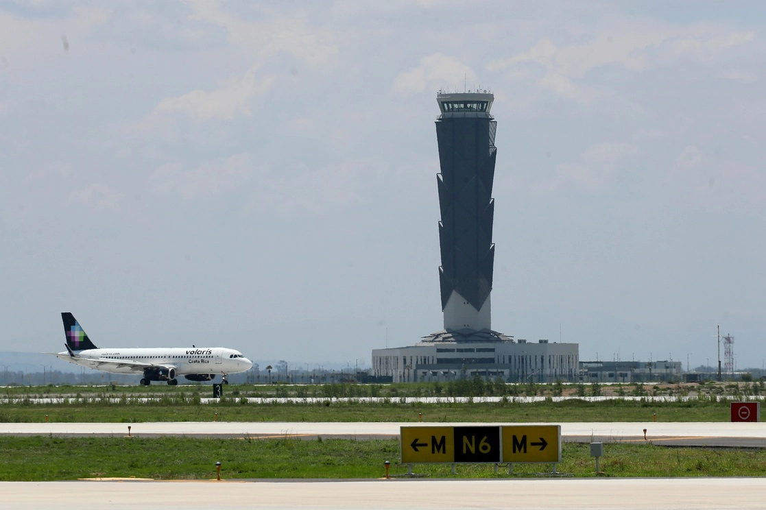 El AIFA "necesita políticas de apoyo" para facilitar su consolidación operativa. En ese sentido se busca que sólo desde y hacia esa instalación se permita a aerolíneas extranjeras volar a otras localidades de México, dijo Rogelio Jiménez Pons. Foto Roberto García Ortiz / Archivo
