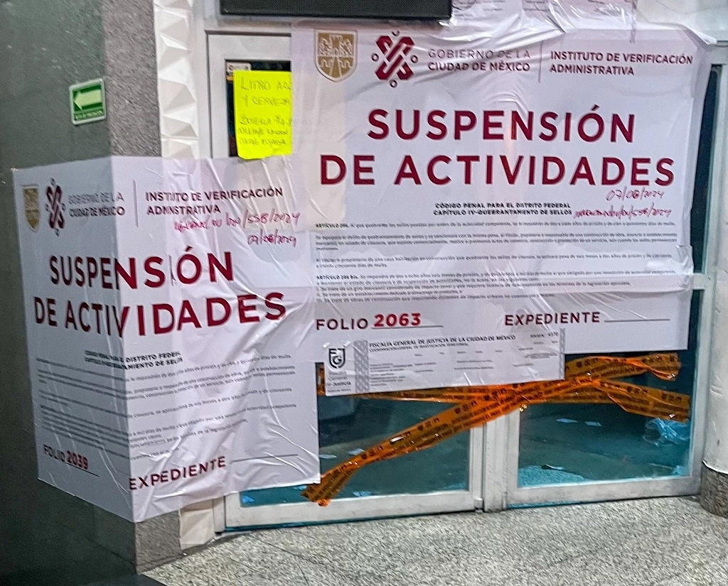 Sellos de suspensión colocados en el bar Black, ubicado dentro de un centro comercial en la calle Madero del Centro Histórico. Foto Pablo Ramos