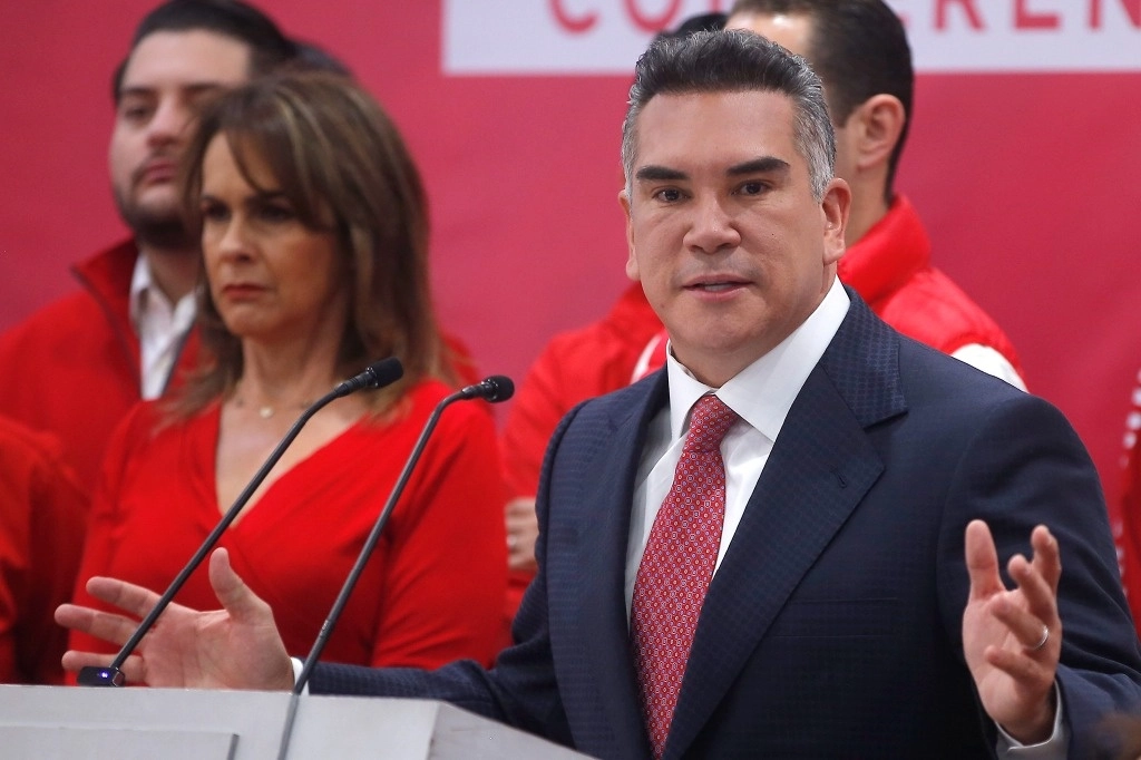 En la asamblea nacional de mañana, Alejandro Moreno Cárdenas no sólo pretende relegirse 12 años más como presidente del Partido Revolucionario Institucional (PRI), sino que también promueve otros cambios estatutarios que le permitirán asumir el control total del partido, señalan. Foto José Antonio López / Archivo