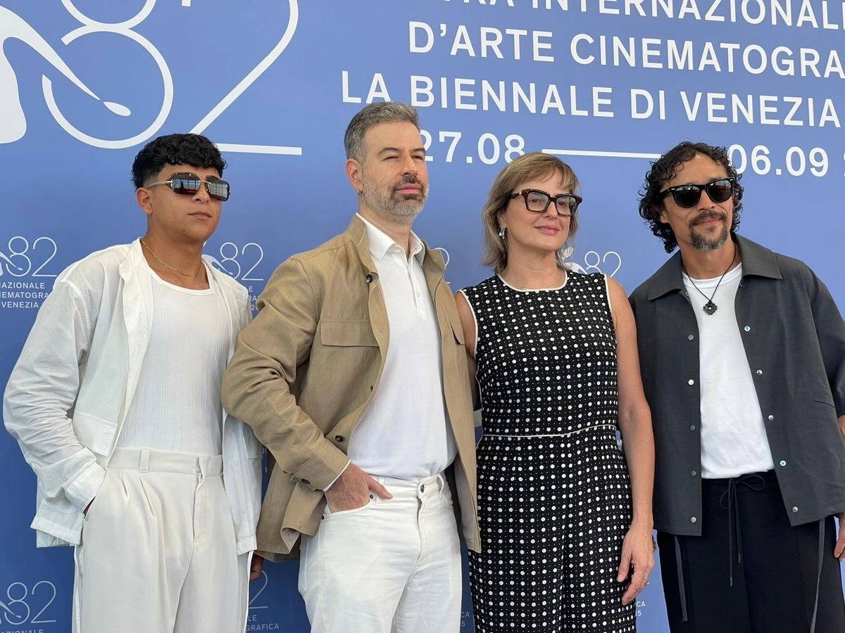 El equipo de 'En el Camino'; los protagonistas Victor Pietro y Osvaldo Sánchez (costados), el director David Pablos y la productora Inna Payán. 