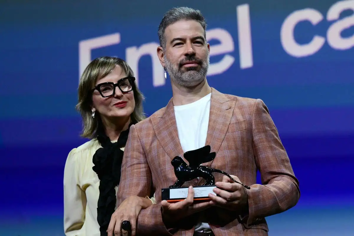 Se reconoce el retrato de dos soledades que se enamoran en un mundo machista, expresó la productora Inna Payán al recibir el premio junto con el director David Pablos, en el Festival de Cine de Venecia. 

