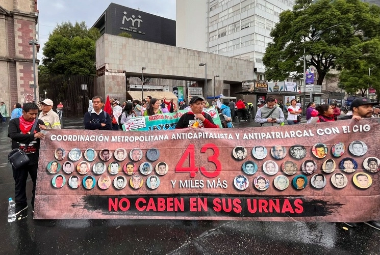 Estudiantes de la Normal Rural de Ayotzinapa y padres de los desaparecidos se manifestaron el pasado lunes. Foto Luis Castillo