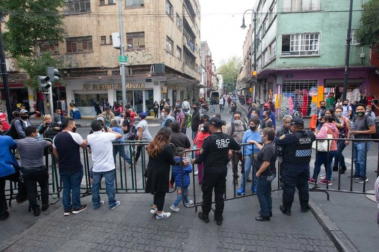 Elementos de la SSC restringen el paso de transeúntes al Zócalo en la avenida Pino Suárez, debido a las festejos de las fiestas patrias, en el Centro Histórico. Foto Pablo Ramos