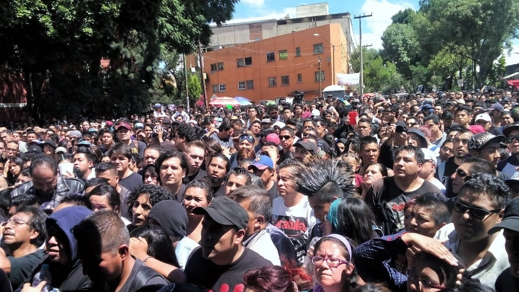 Asistentes a uno de los conciertos que cada sábado ofrece el Tianguis del Chopo. Foto Javier Hernández Chelico 