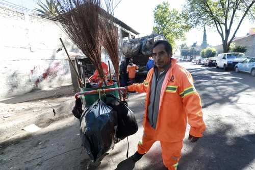 Sin dejar de laborar desde que empezó la emergencia, los recolectores y barrenderos exigen apoyo. Foto Luis Castillo