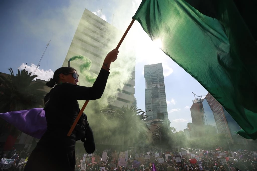El Congreso de Sinaloa aprobó la tarde de este martes la despenalización del aborto en el estado. En la imagen, manifestante el 8M en la CDMX. Foto Alfredo Domínguez