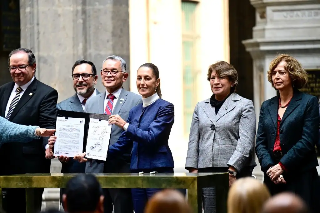 La Mandataria mexiquense asiste como testigo de honor a la presentación del Plan Nacional de Bachillerato, impulsado por la Presidenta Claudia Sheinbaum Pardo. Foto cortesía