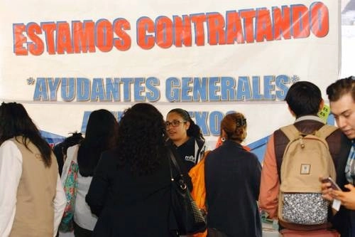 Feria del empleo que se instaló en la Glorieta de Insurgentes, Ciudad de México, en septiembre de 2018. Foto Roberto García Ortiz