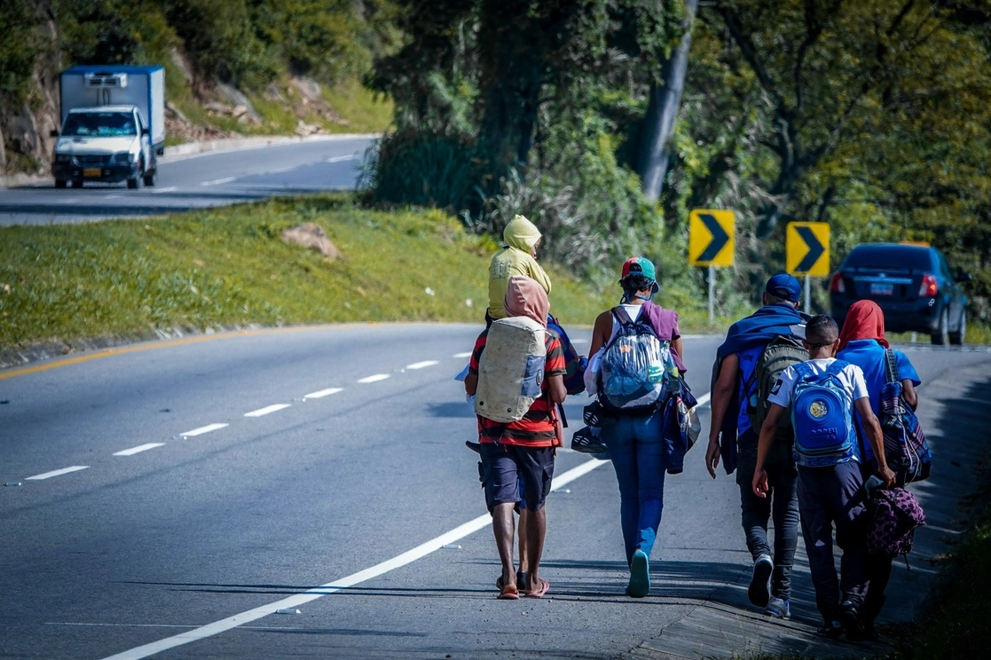 Casi 600 mil migrantes fueron liberados en Estados Unidos sin documentación en 2021 por lo que viven en el limbo legal. Foto Europa Press