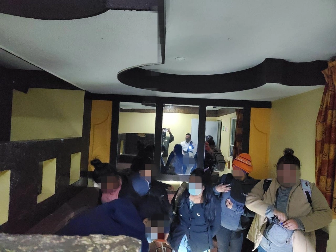 El INM ubicó a 567 migrantes en el hotel Conde de Aparador, en los límites con Tlaxcala. Foto Tomada del Twitter @INAMI_mx
  