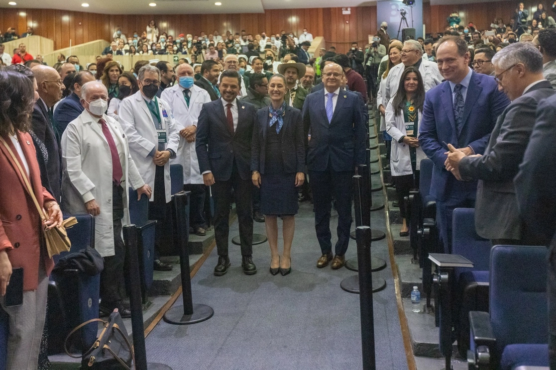 La jefa de Gobierno, Claudia Sheinbaum, señaló que en cuatro años se han reducido los delitos de alto impacto en la capital. En la imagen, acompaña a Zoé Robledo en la ceremonia por el 80 aniversario del IMSS, realizada en el auditorio del Centro Médico Nacional Siglo XXI. Foto Pablo Ramos