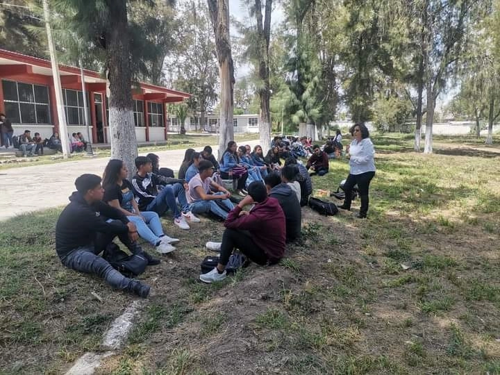 Alrededor de 350 estudiantes comenzaron clases ayer en la Escuela Normal Rural Luis Villareal El Mexe, del municipio de Francisco I. Madero, Hidalgo, en zonas cercanas a la anterior sede del colegio, luego de que las nuevas instalaciones no han sido entregadas. Foto Juan Ricardo Montoya 