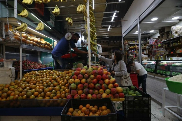 Locatarios y compradores toman sus medidas de prevención en contra de Covid-19 durante la denominada "nueva normalidad" en el mercado de la ProHogar, en la alcaldía Azcapotzalco. Foto Yazmín Ortega Cortés