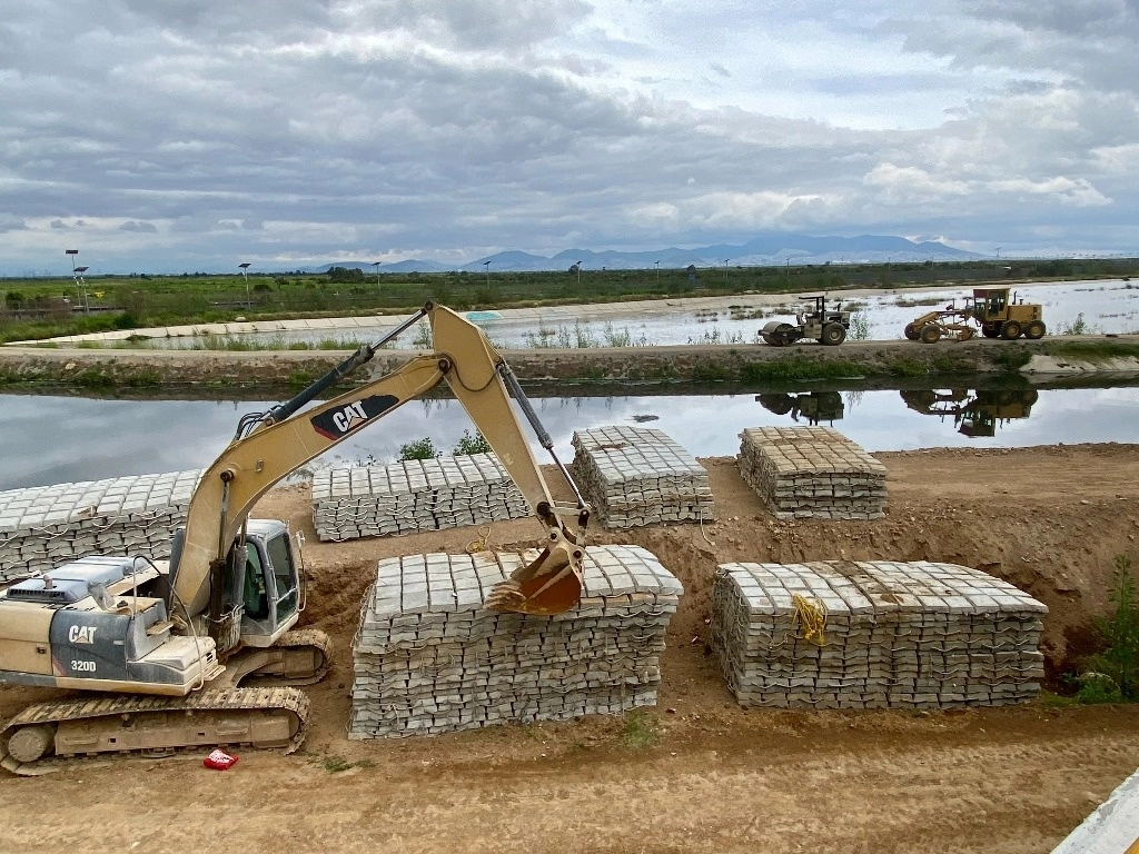 Trabajadores del Parque Ecológico Lago de Texcoco, en el estado de México, continuaron ayer con las labores de reforza-miento de estructuras de contención de agua en el canal colector.Foto Javier Salinas