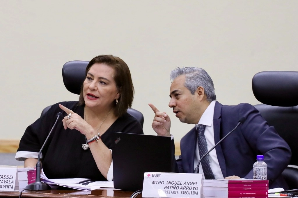La consejera presidenta del INE, Guadalupe Taddei, y el secretario ejecutivo Miguel Ángel Patiño, durante una sesión extraordinaria del Consejo General. Foto Roberto García Ortiz / Archivo