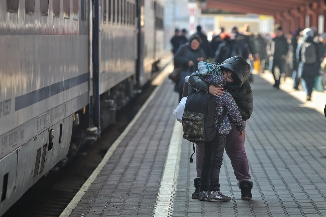 El Fondo de Naciones Unidas para la Infancia señala en un informe que la alarmante cifra es la mayor desde la Segunda Guerra Mundial. En la imagen, una madre ucrania se despide de su hijo en la estación de trenes Medyka- Polonia. Foto Marco Peláez


