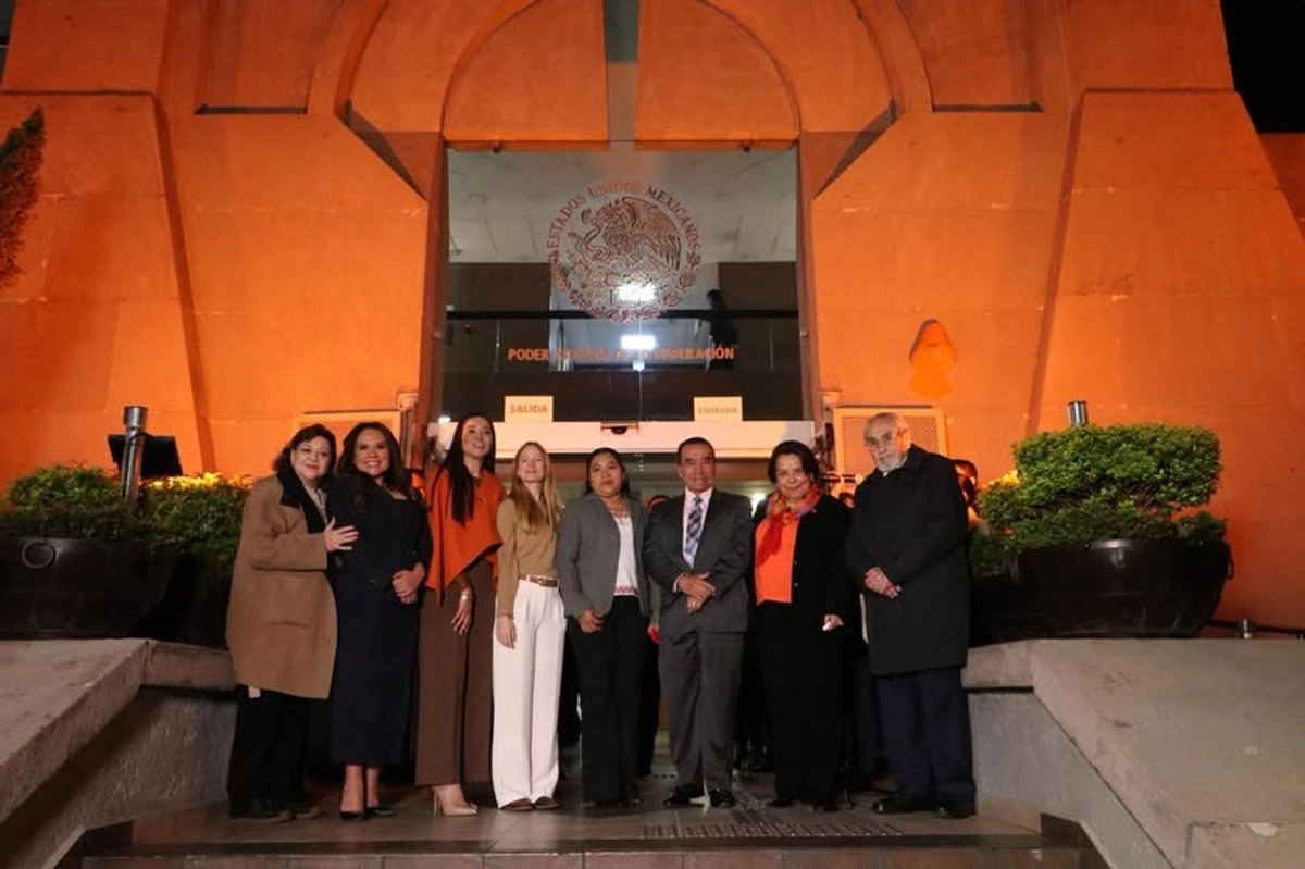 La magistrada presidenta Maya García, acompañada de los magistrados integrantes del TDJ: Indira Isabel García Pérez, Verónica de Gyvés Zárate, Bernardo Bátiz Vázquez, Rufino H León Tovar, y de la maestra Catalina Ramírez Hernández, integrante del Órgano de Administración Judicial, encendió la iluminación de color naranja del edificio sede del Tribunal, como símbolo de esperanza, prevención y compromiso para poner fin a todas las formas de violencia contra las mujeres y las niñas.