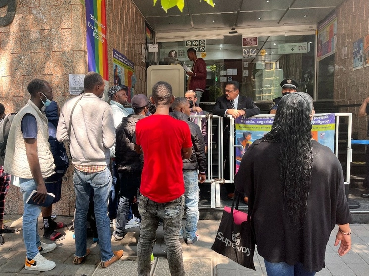 Varios extranjeros, la mayoría haitianos, intentan tramitar ante la Comar un permiso de libre tránsito por México para llegar a Estados Unidos. Foto Luis Castillo