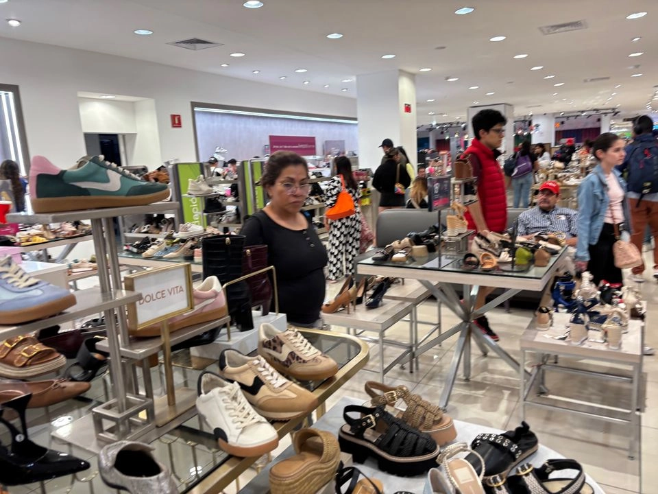 Compras en un centro comercial de la Ciudad de México, el 10 de mayo de 2025. Foto 